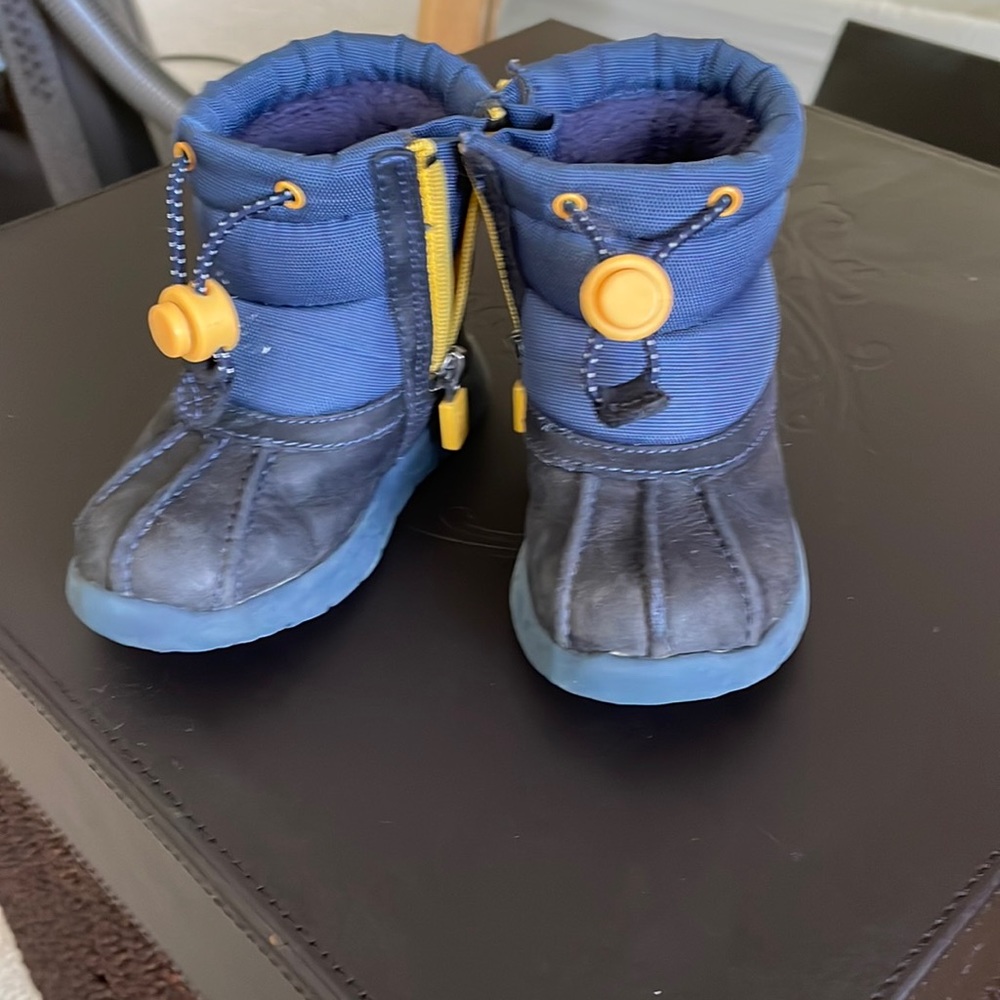 Toddlers Ugg snow boots